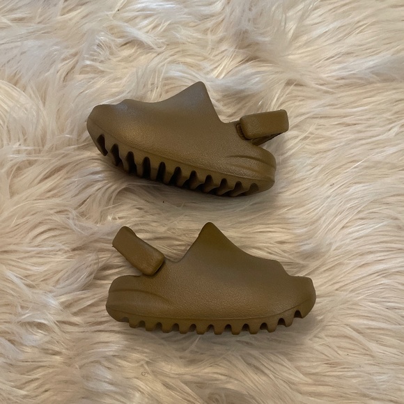 Yeezy Kids Slides - Picture 1 of 3
